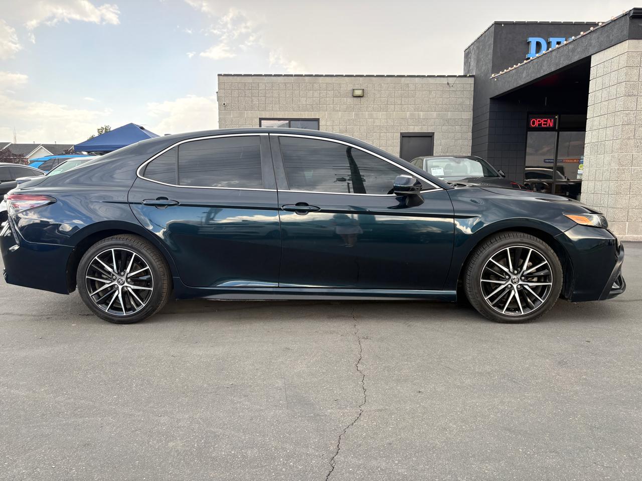 Toyota Camry SE Auto (Natl) 2021