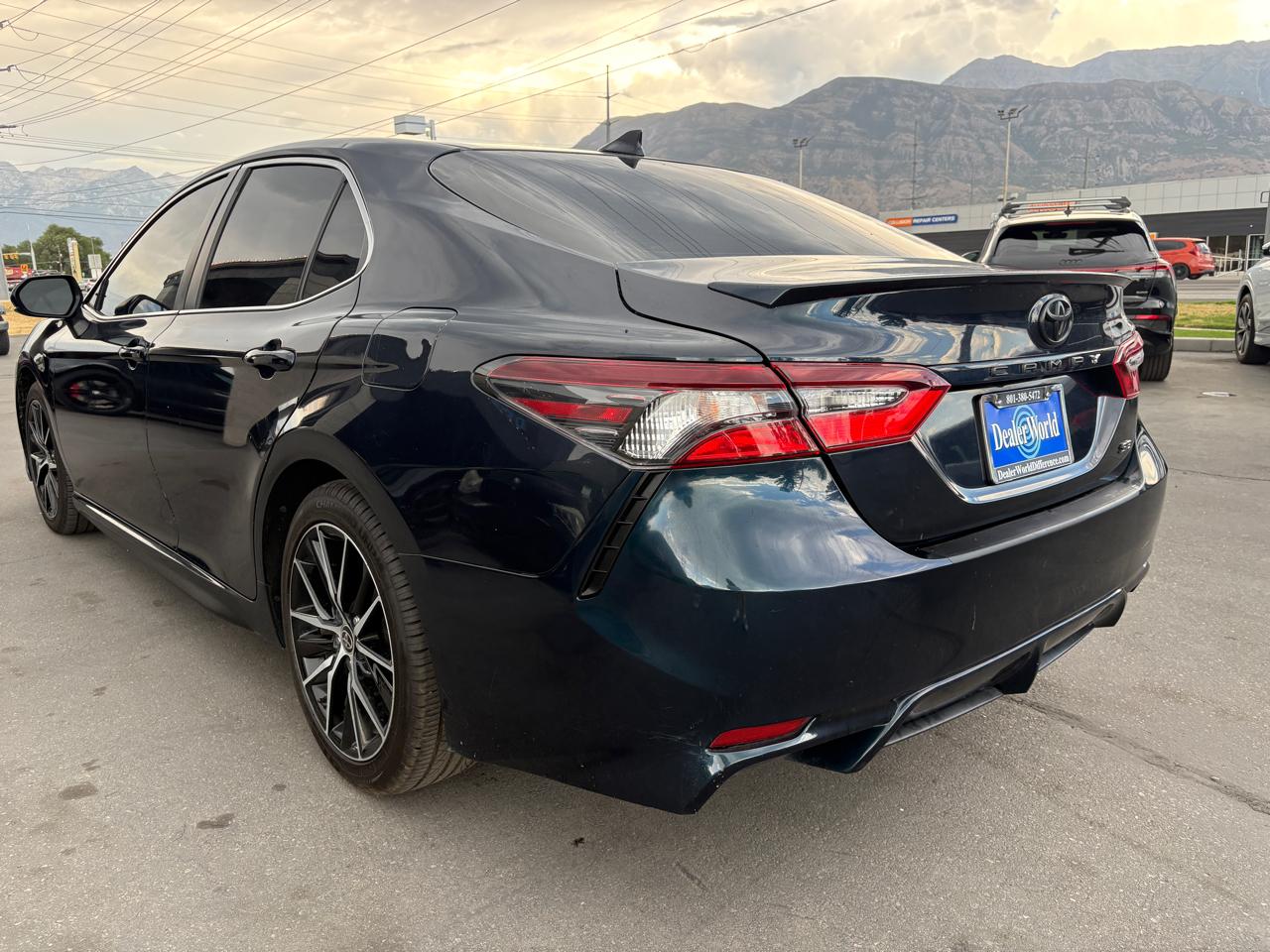 Toyota Camry SE Auto (Natl) 2021
