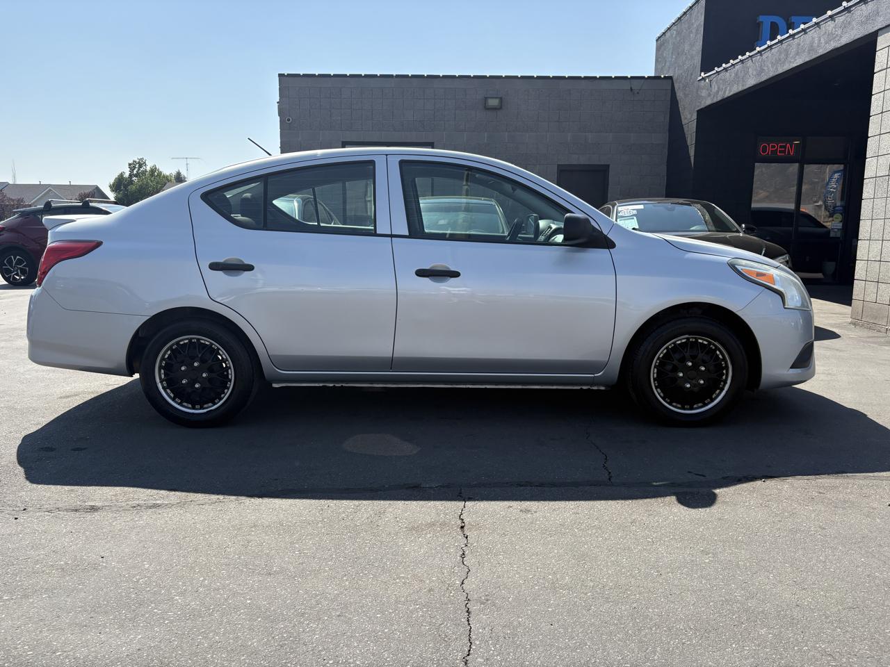 Nissan Versa 4dr Sdn CVT 1.6 S Plus 2015