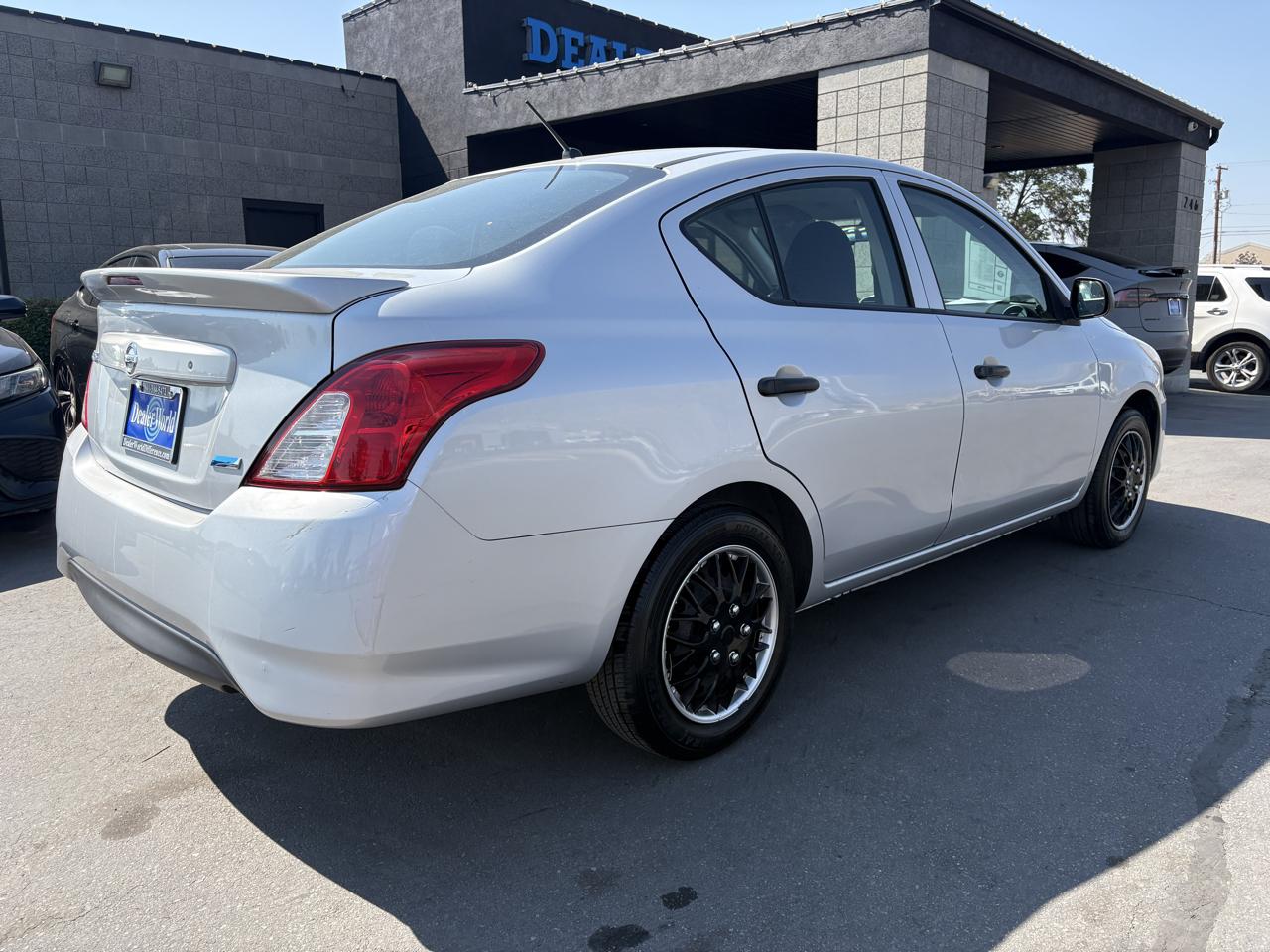 Nissan Versa 4dr Sdn CVT 1.6 S Plus 2015