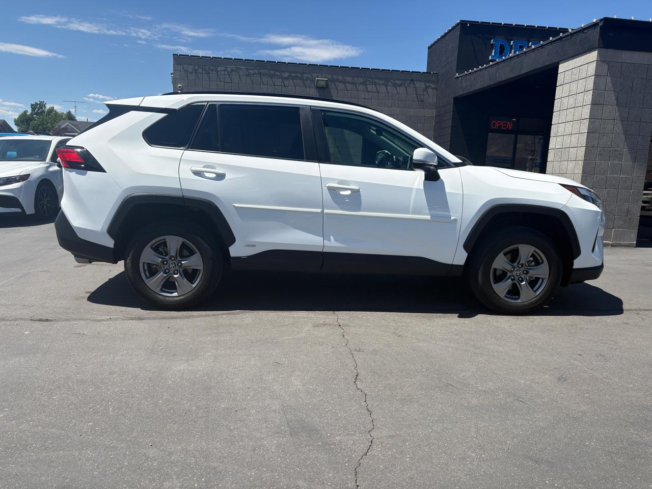 Toyota RAV4 Hybrid LE AWD (Natl) 2024