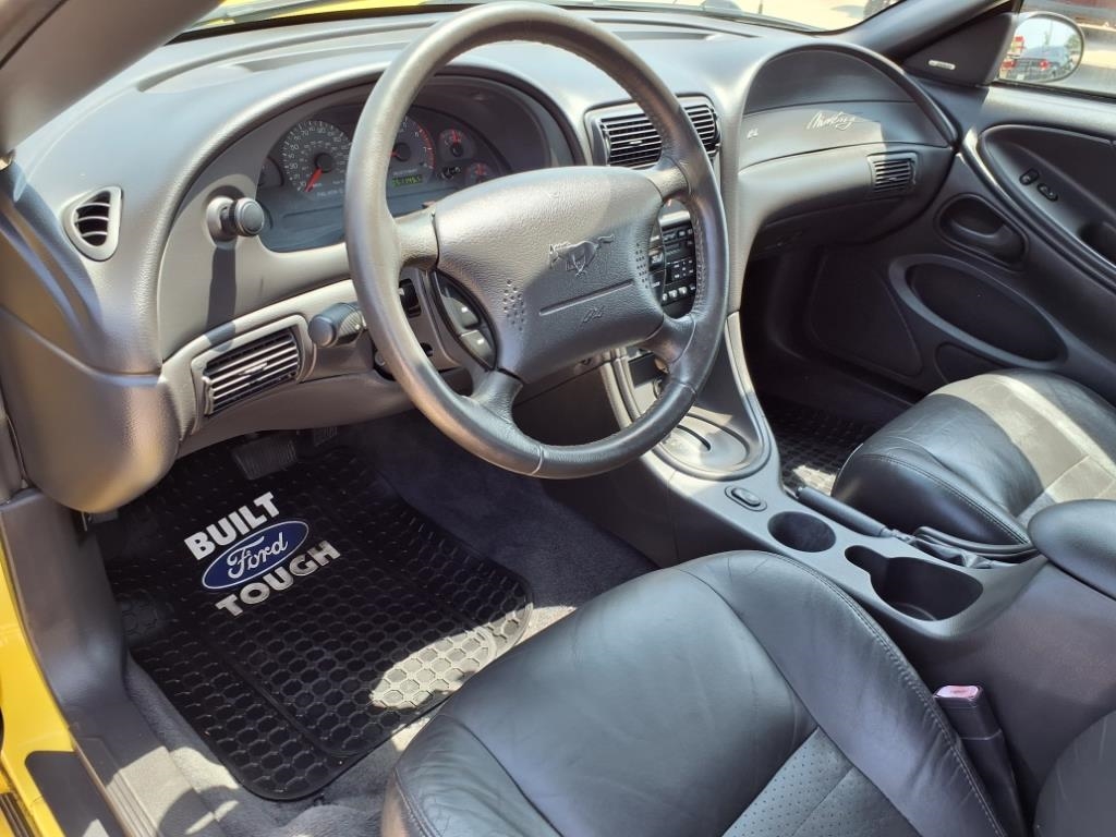 Ford Mustang GT Deluxe Convertible 2001 Ford Mustang GT Deluxe Convertible 2001