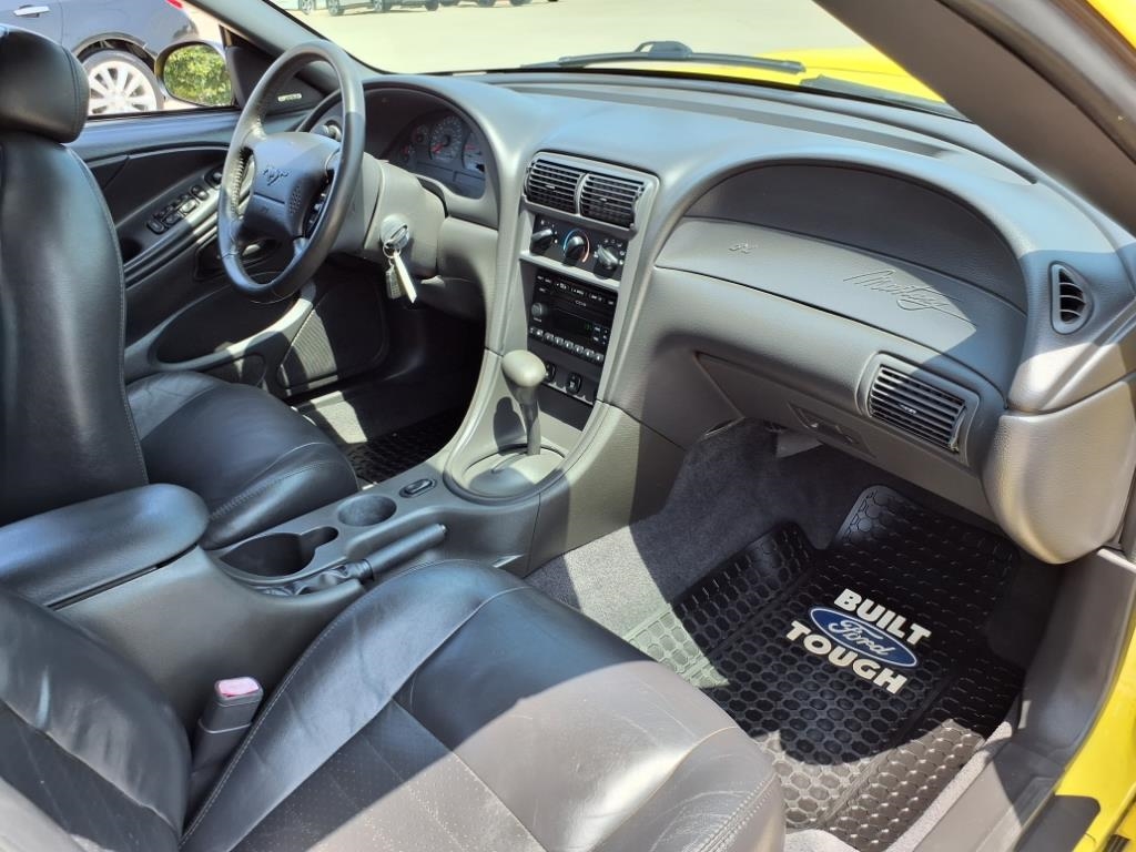 Ford Mustang GT Deluxe Convertible 2001 Ford Mustang GT Deluxe Convertible 2001