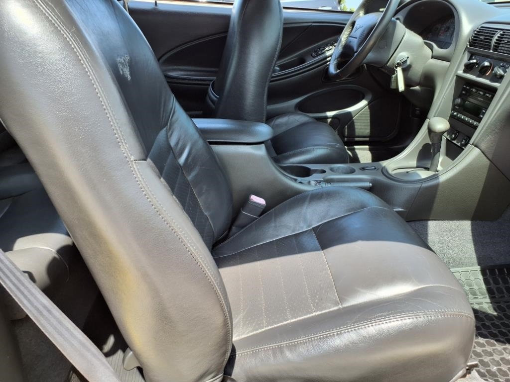 Ford Mustang GT Deluxe Convertible 2001 Ford Mustang GT Deluxe Convertible 2001