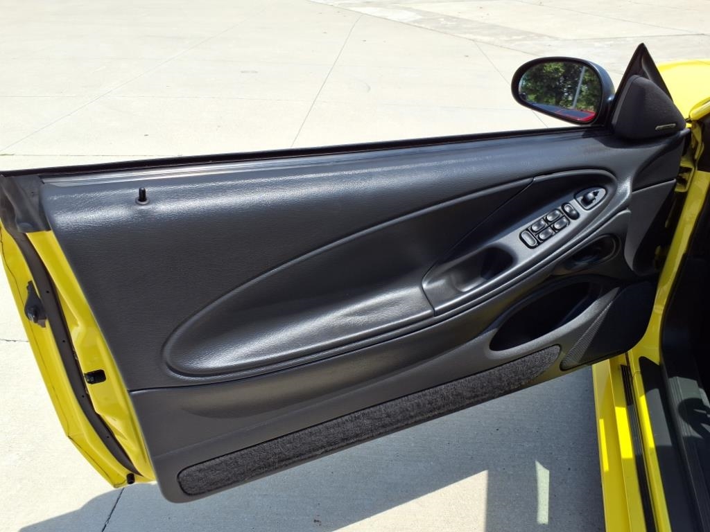 Ford Mustang GT Deluxe Convertible 2001 Ford Mustang GT Deluxe Convertible 2001