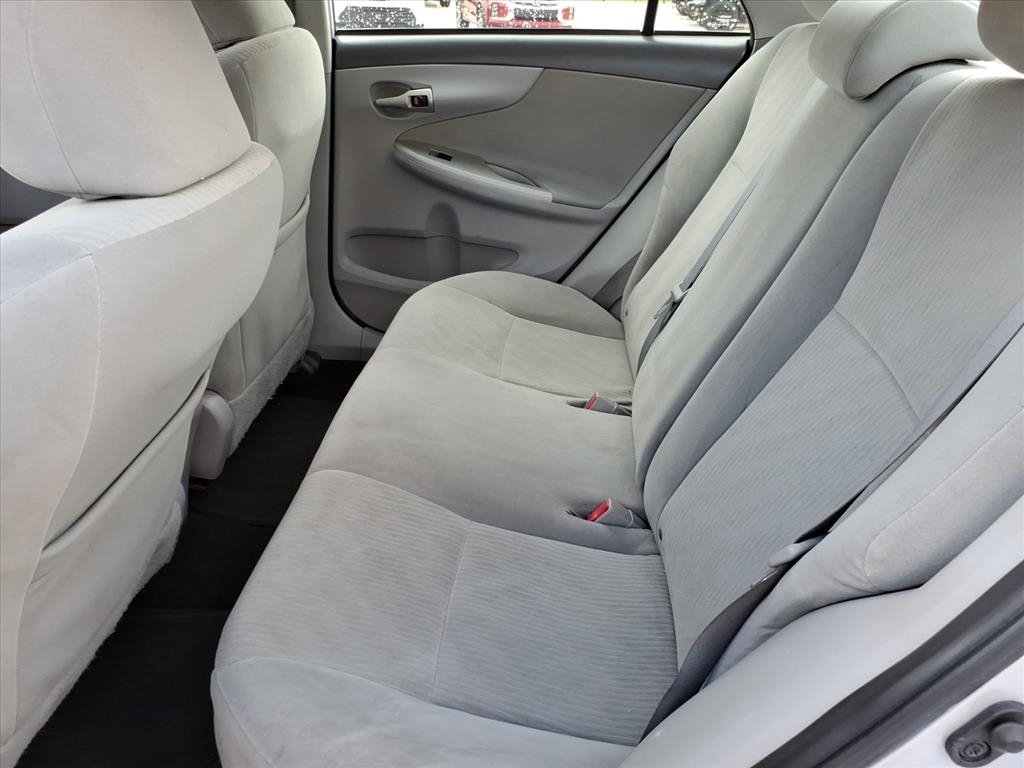 Toyota Corolla LE 4-Speed AT 2010