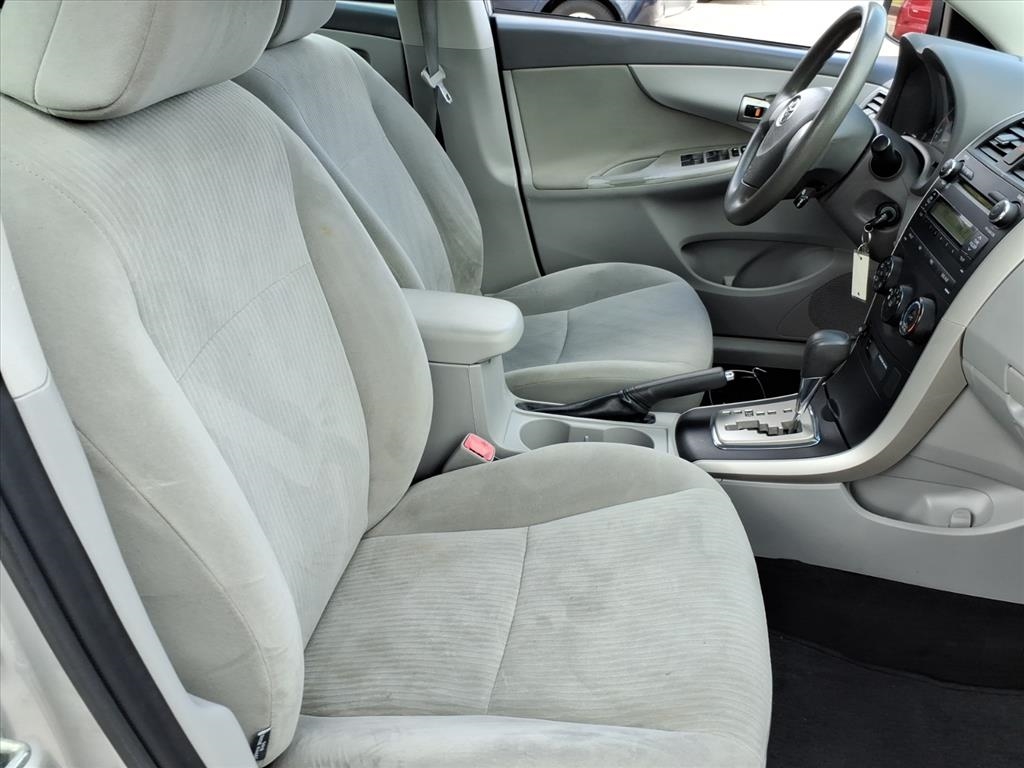 Toyota Corolla LE 4-Speed AT 2010