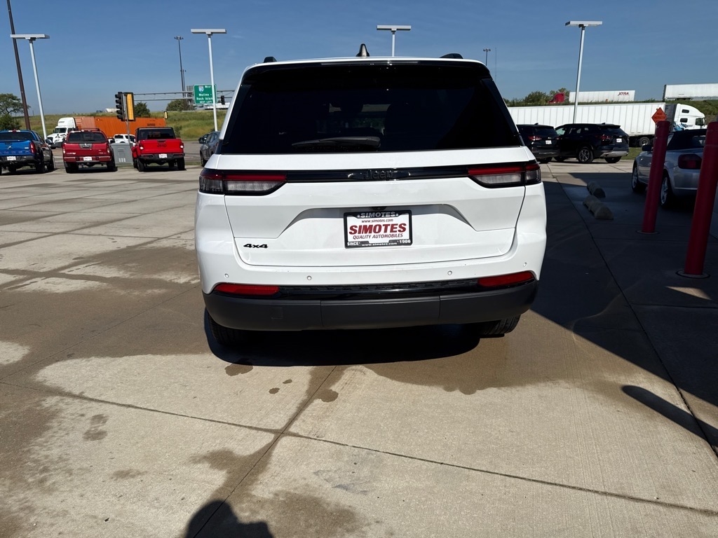 2024 Jeep Grand Cherokee Laredo photo 3