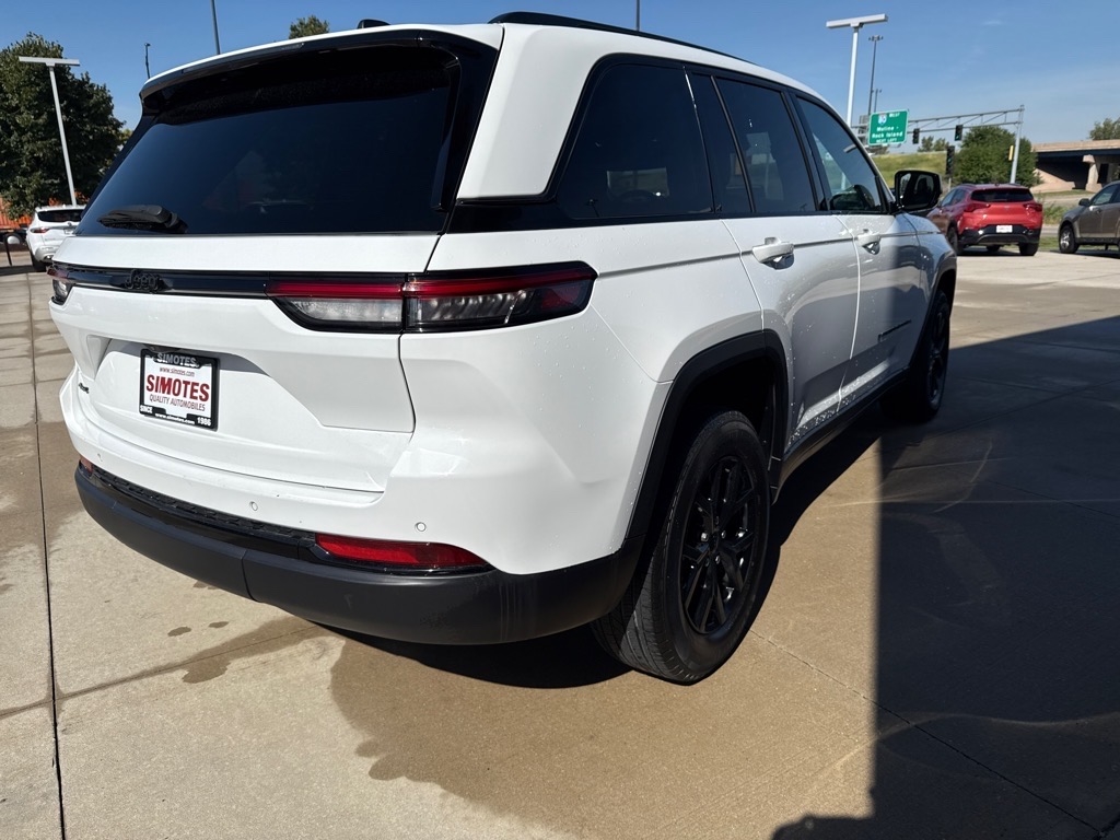 2024 Jeep Grand Cherokee Laredo photo 4
