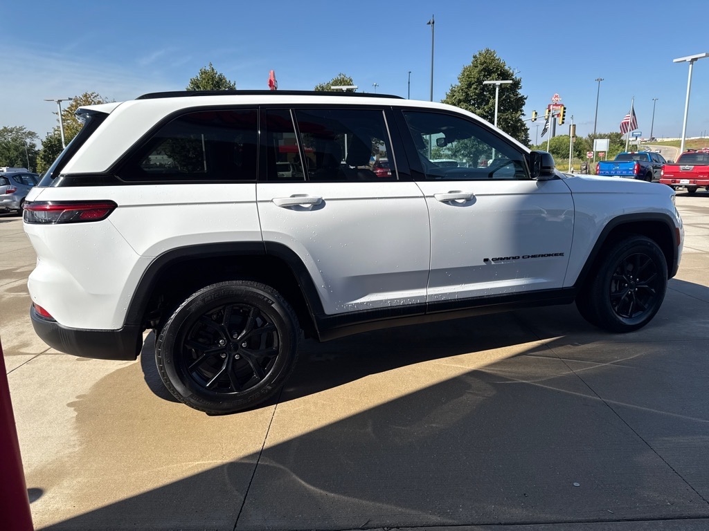 2024 Jeep Grand Cherokee Laredo photo 5