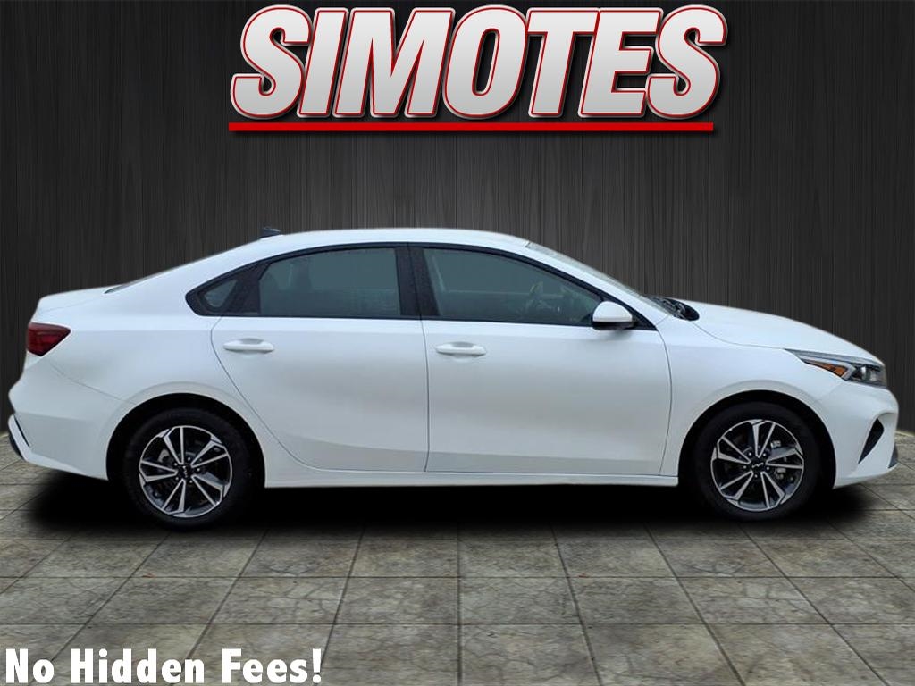 2024 Kia Forte LX photo 2