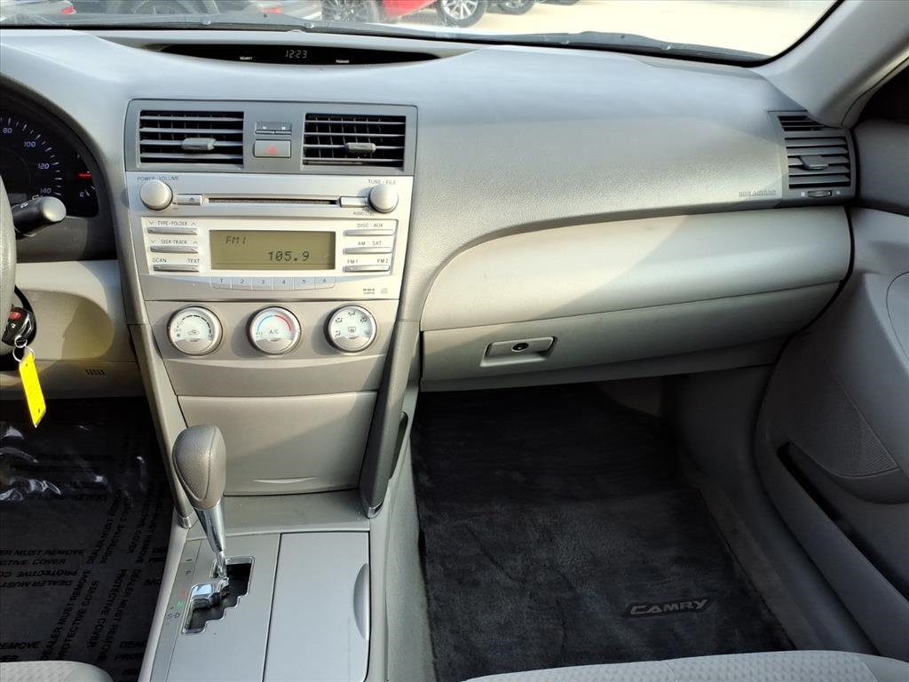 Toyota Camry LE 6-Spd AT 2011