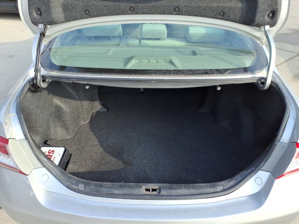 Toyota Camry LE 6-Spd AT 2011