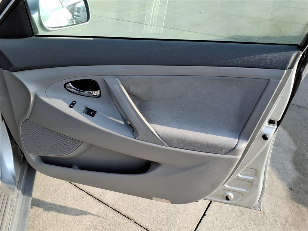 Toyota Camry LE 6-Spd AT 2011