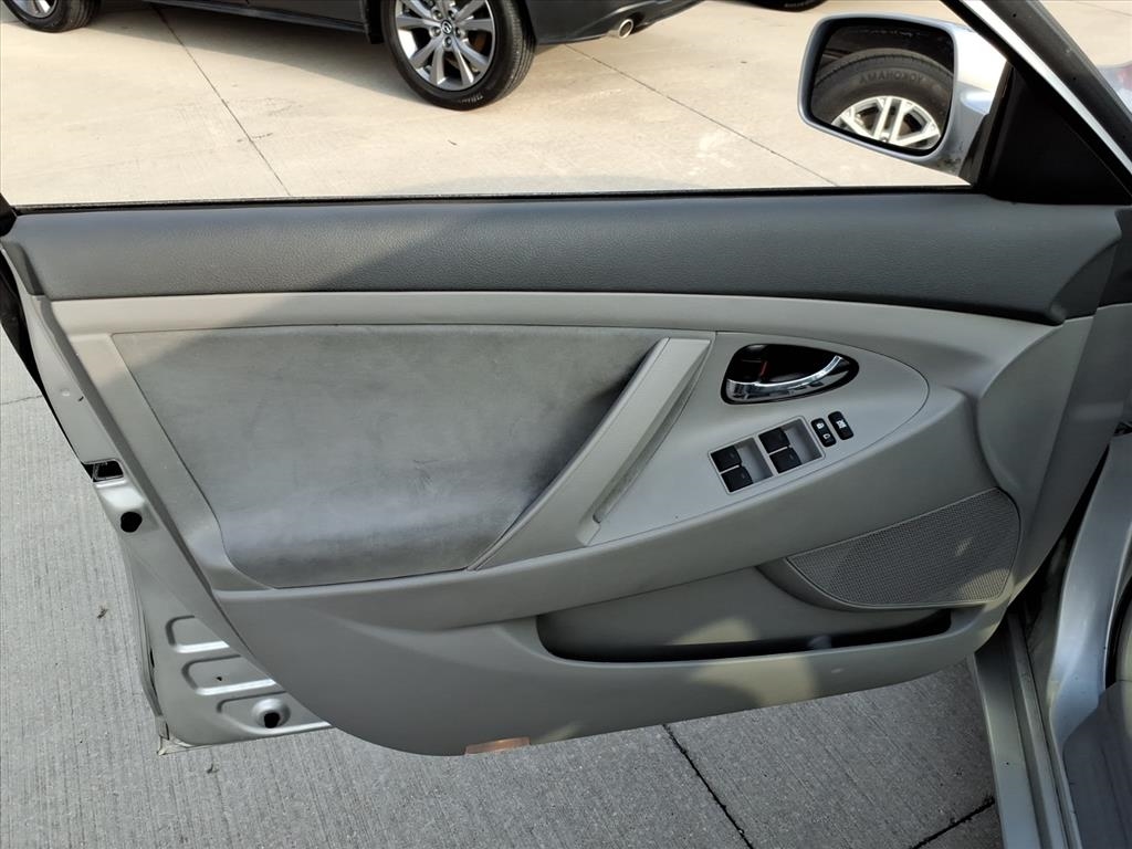 Toyota Camry LE 6-Spd AT 2011