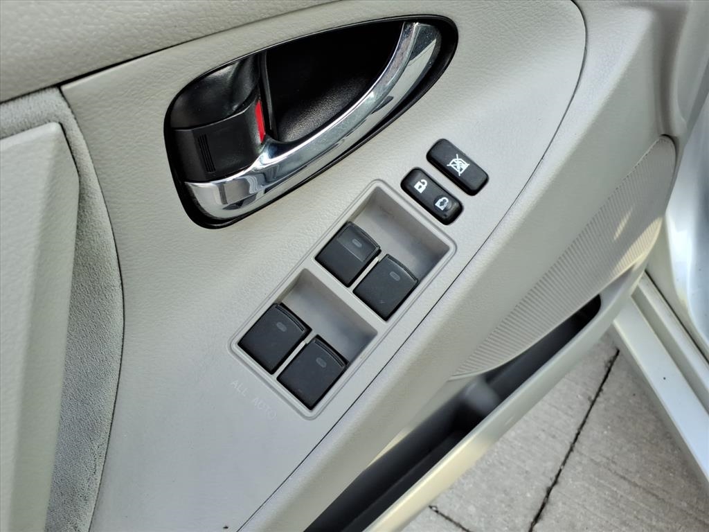 Toyota Camry LE 6-Spd AT 2011