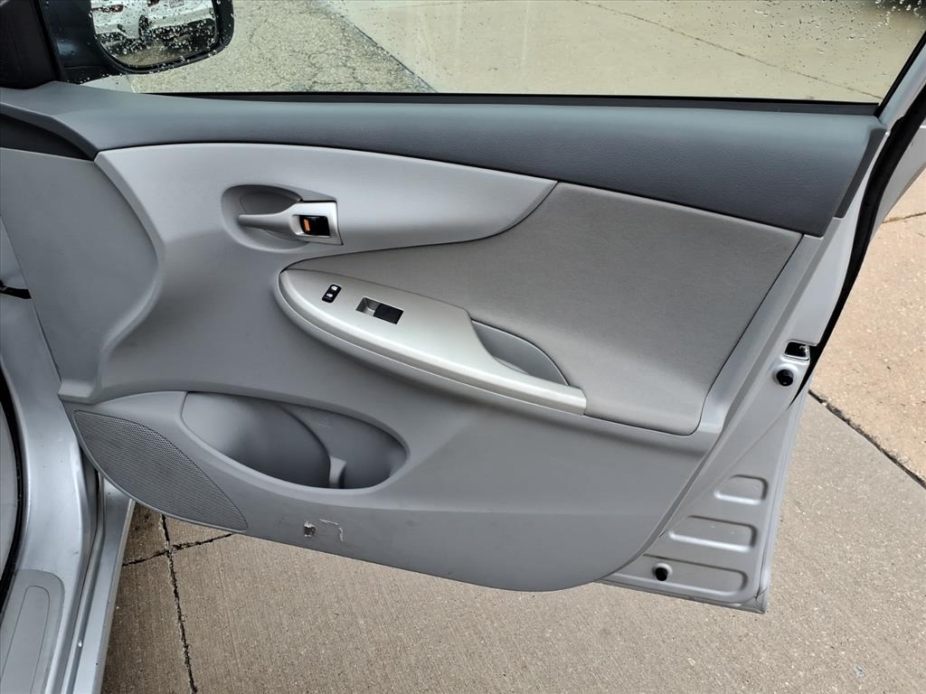 Toyota Corolla LE 4-Speed AT 2010