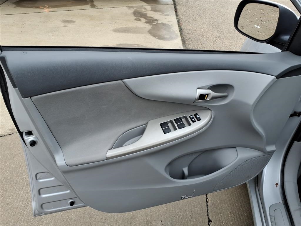 Toyota Corolla LE 4-Speed AT 2010