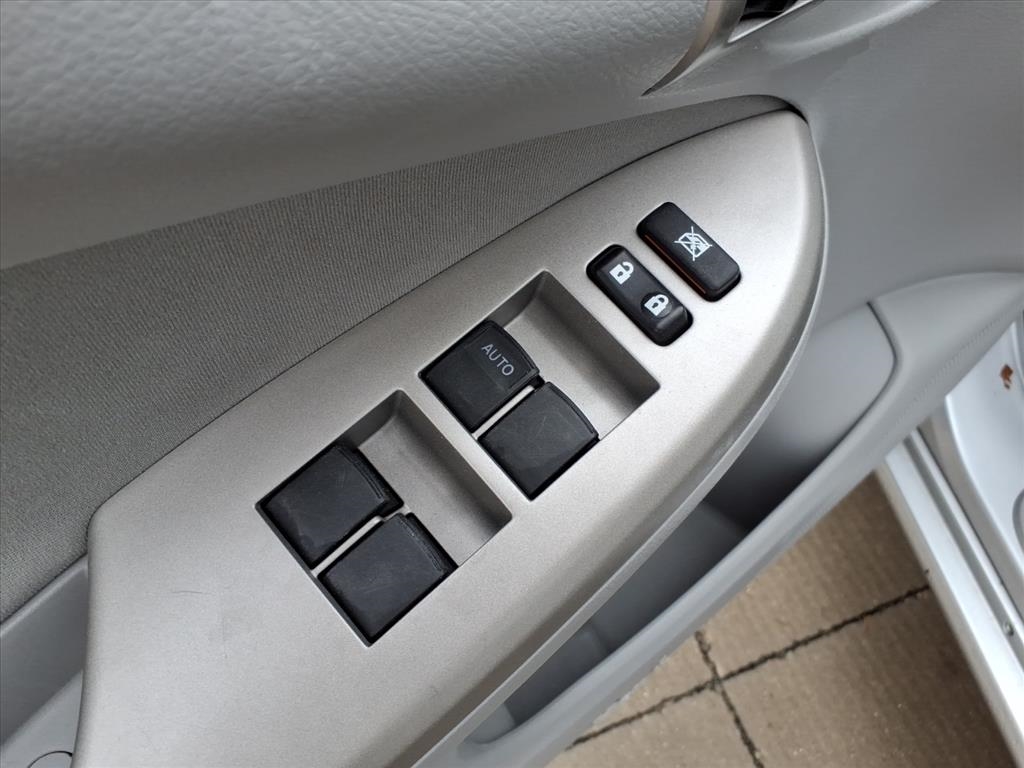 Toyota Corolla LE 4-Speed AT 2010