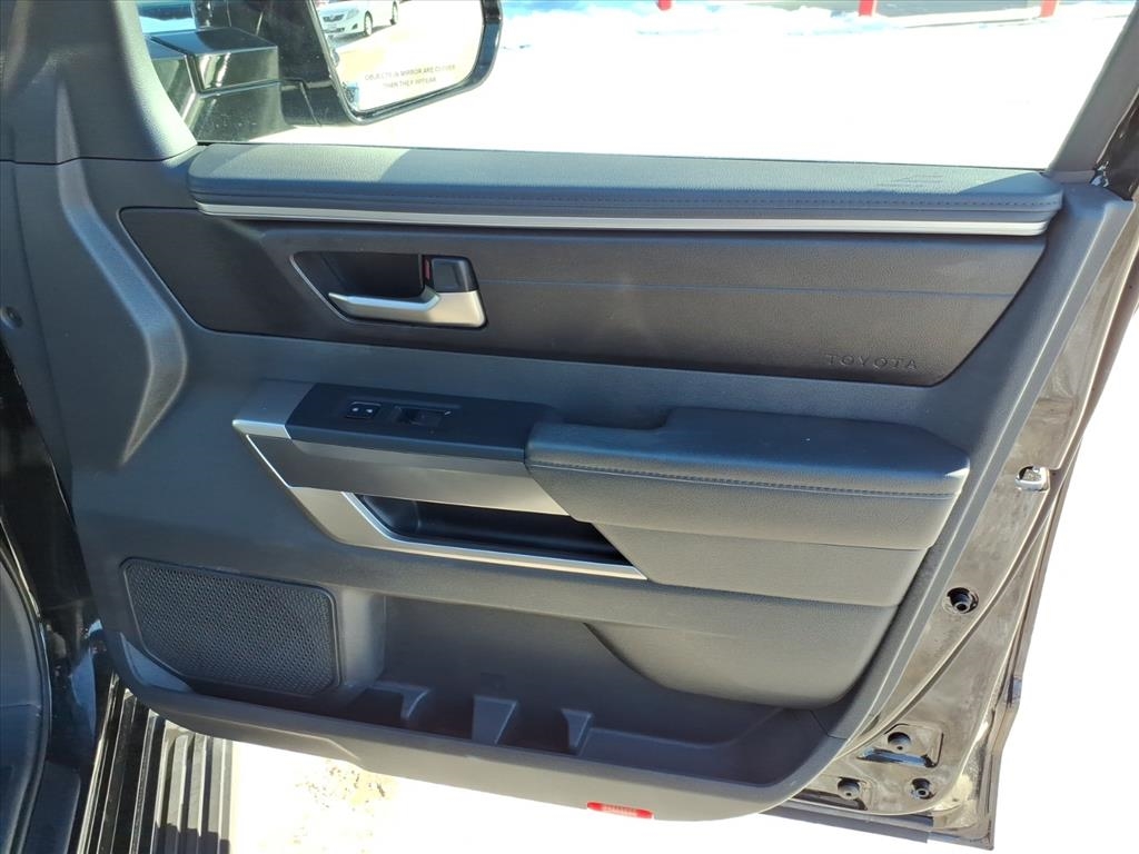 Toyota Sequoia SR5 4WD 2025