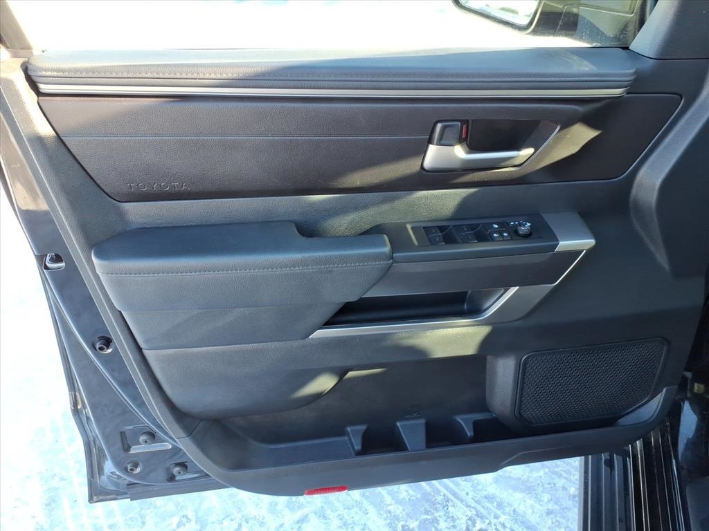 Toyota Sequoia SR5 4WD 2025