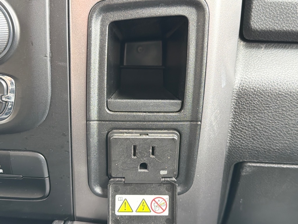 RAM 1500 Classic Warlock 4x4 Crew Cab 5'7" Box 2023