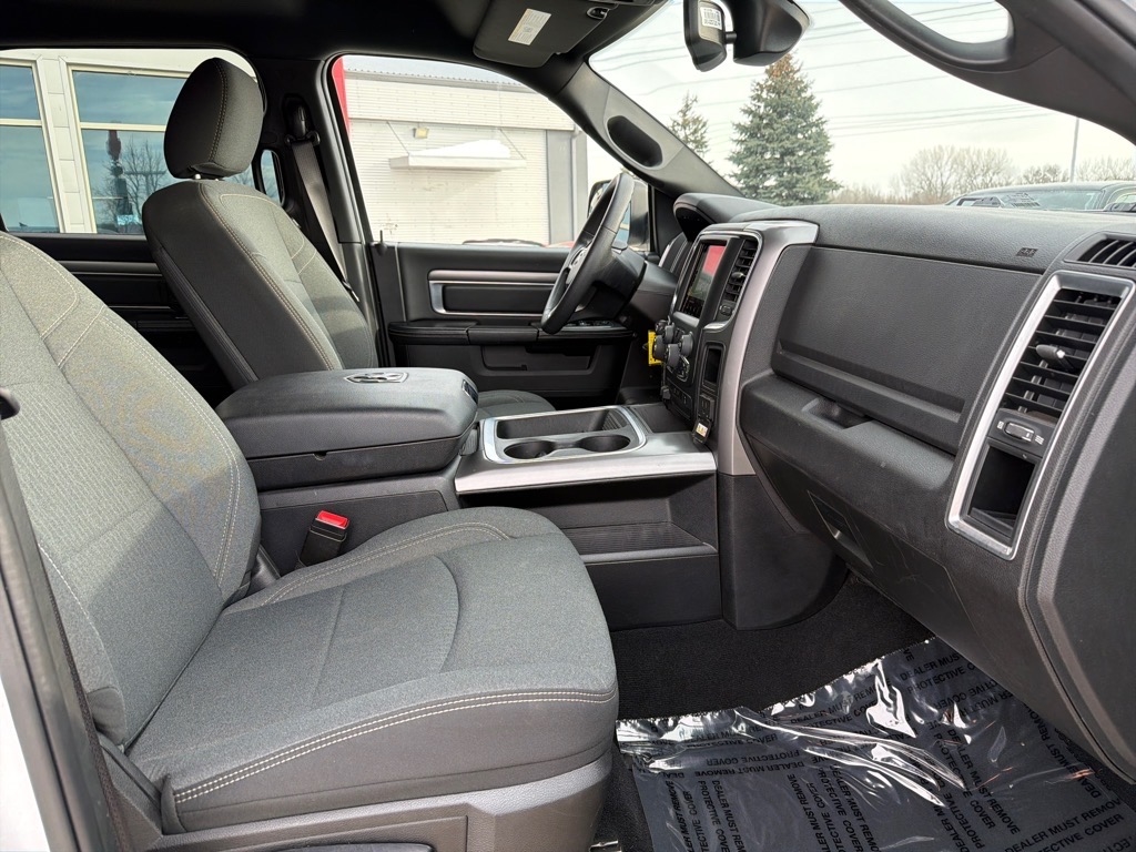 RAM 1500 Classic Warlock 4x4 Crew Cab 5'7" Box 2023