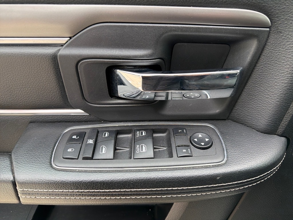 RAM 1500 Classic Warlock 4x4 Crew Cab 5'7" Box 2023