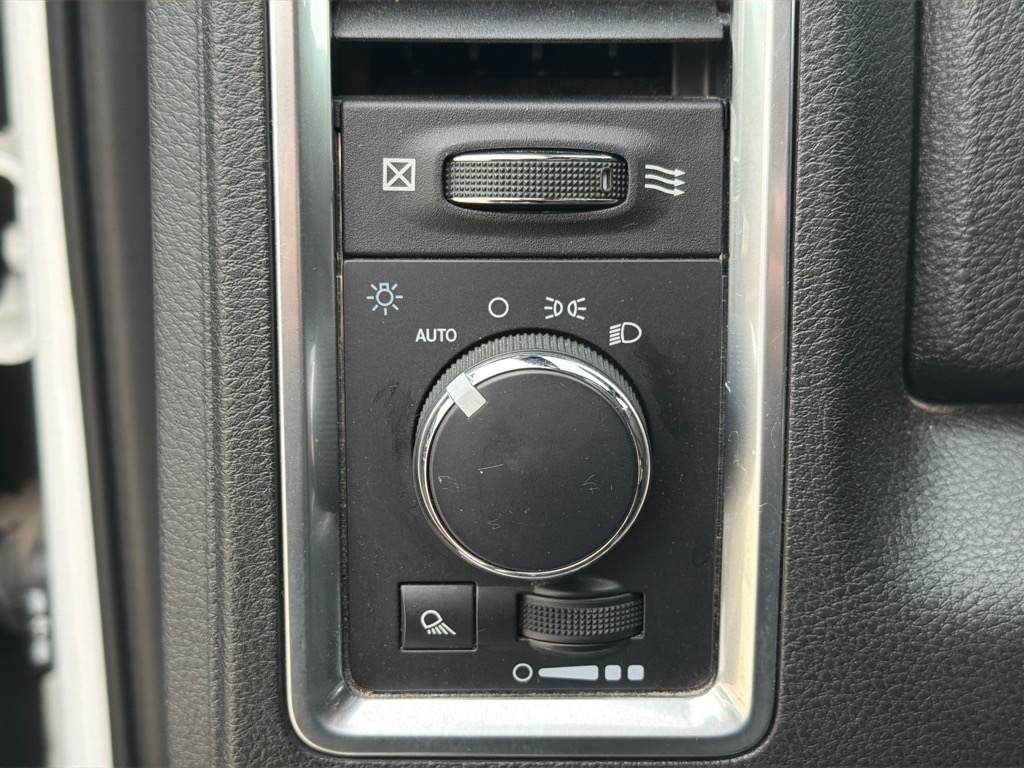 RAM 1500 Classic Warlock 4x4 Crew Cab 5'7" Box 2023