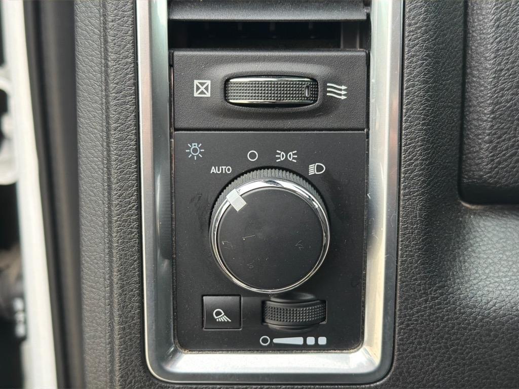 RAM 1500 Classic Warlock 4x4 Crew Cab 5'7" Box 2023