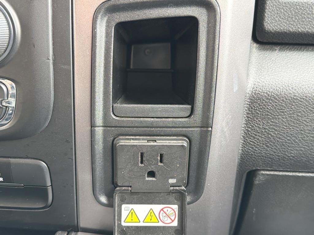 RAM 1500 Classic Warlock 4x4 Crew Cab 5'7" Box 2023