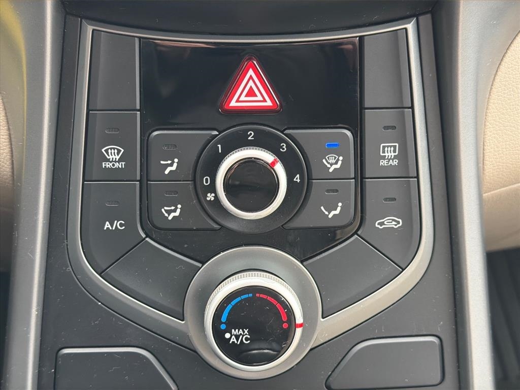 Hyundai Elantra SE 6AT 2015