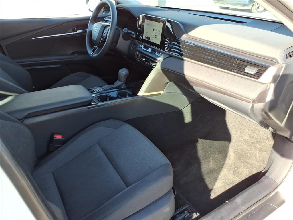 Toyota Camry Hybrid LE 2025