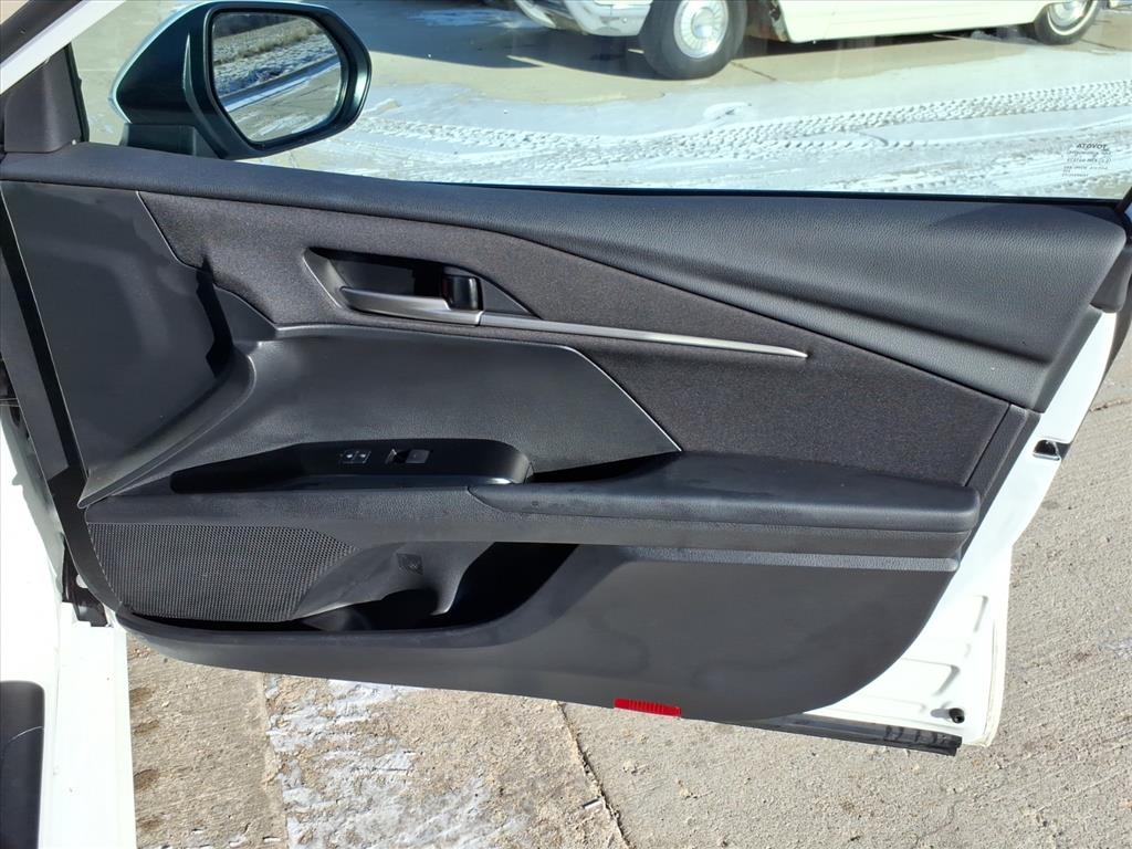 Toyota Camry Hybrid LE 2025