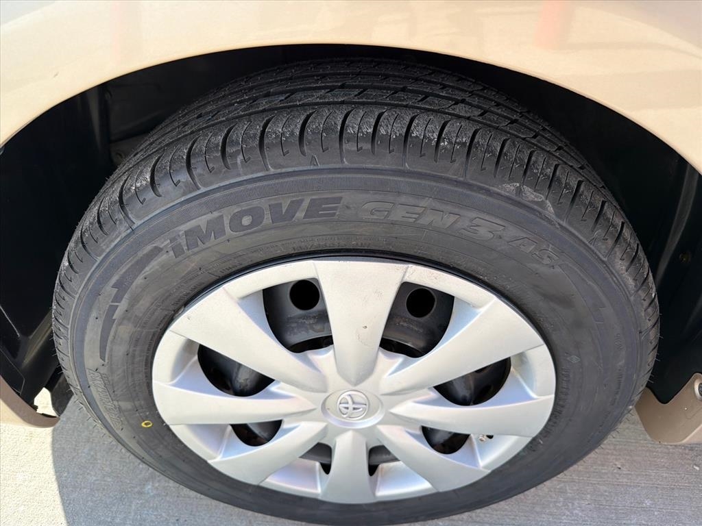 Toyota Corolla LE 4-Speed AT 2011