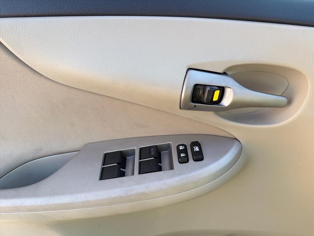 Toyota Corolla LE 4-Speed AT 2011