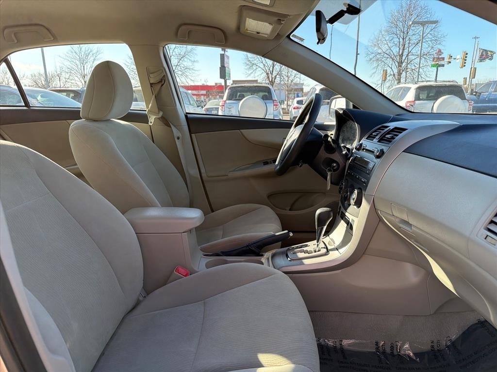 Toyota Corolla LE 4-Speed AT 2011