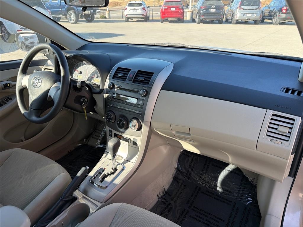 Toyota Corolla LE 4-Speed AT 2011