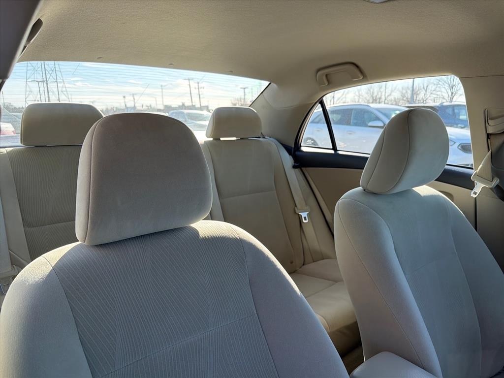 Toyota Corolla LE 4-Speed AT 2011