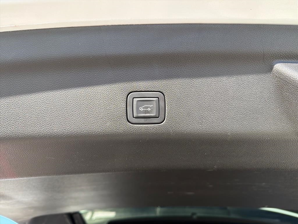 GMC Yukon XL Denali 4WD 2025