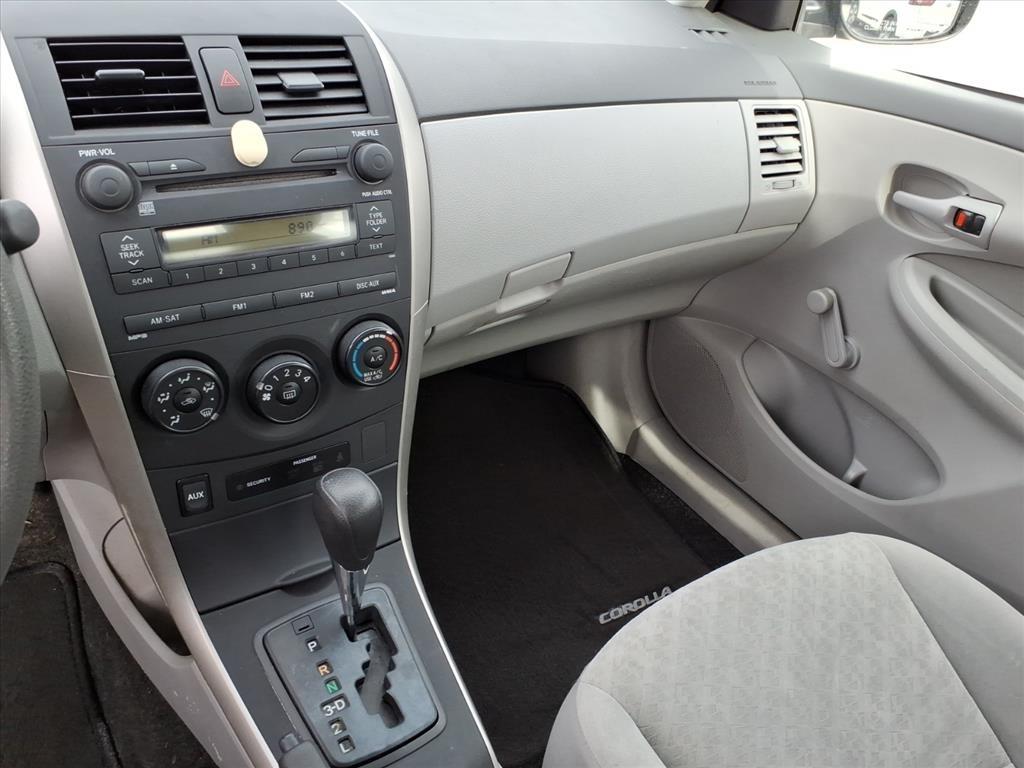 Toyota Corolla Base 4-Speed AT 2009