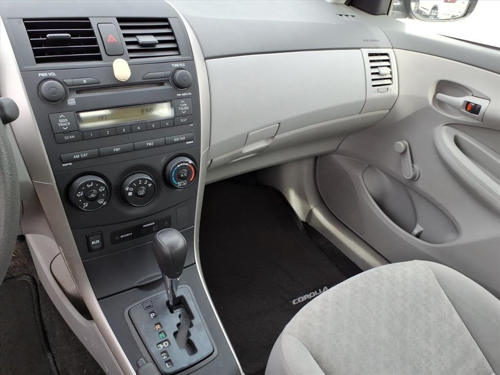 Toyota Corolla Base 4-Speed AT 2009
