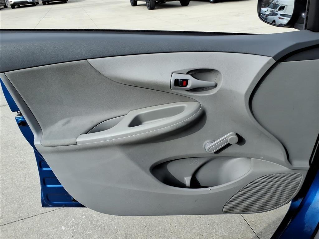 Toyota Corolla Base 4-Speed AT 2009