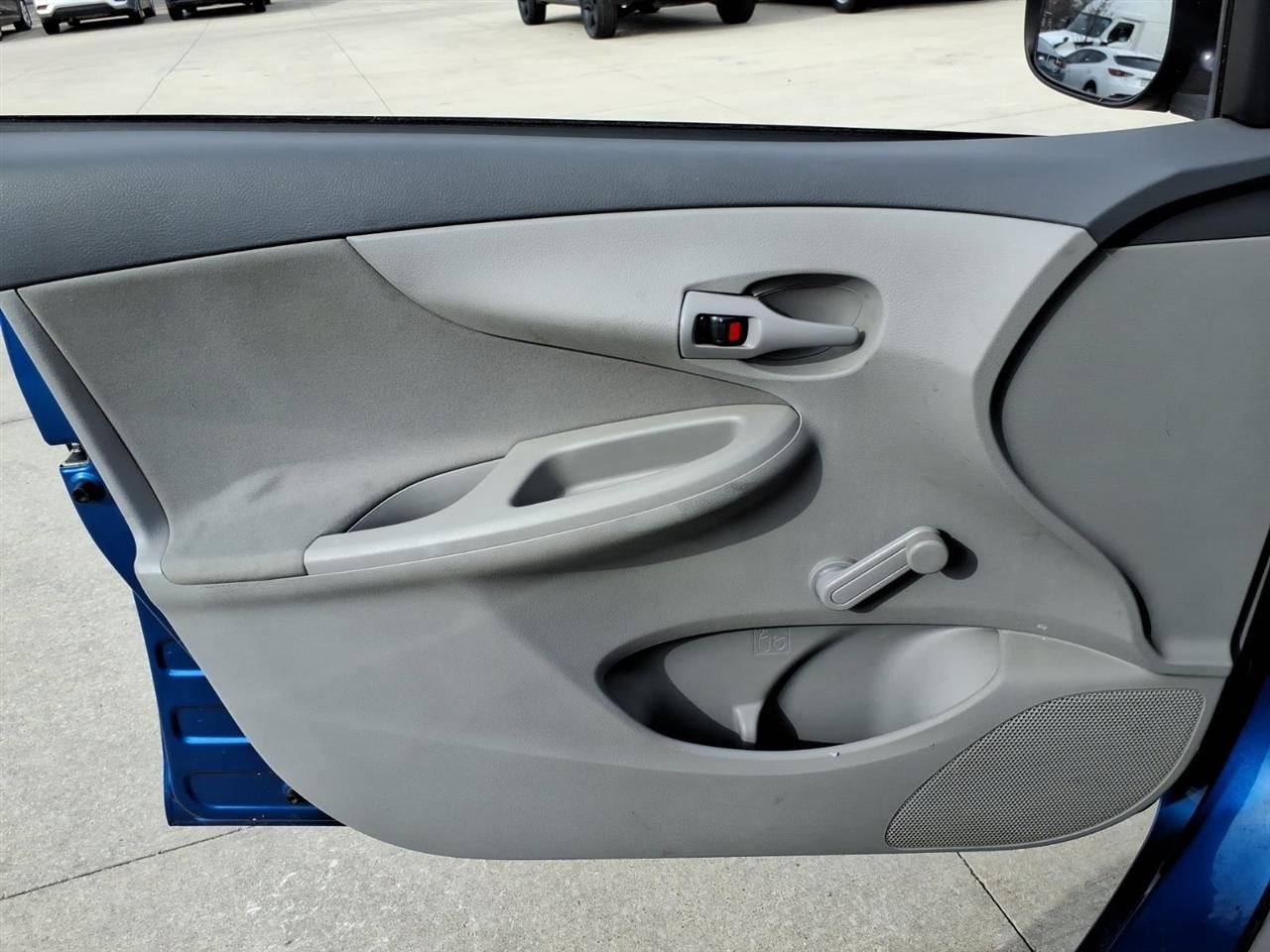 Toyota Corolla Base 4-Speed AT 2009