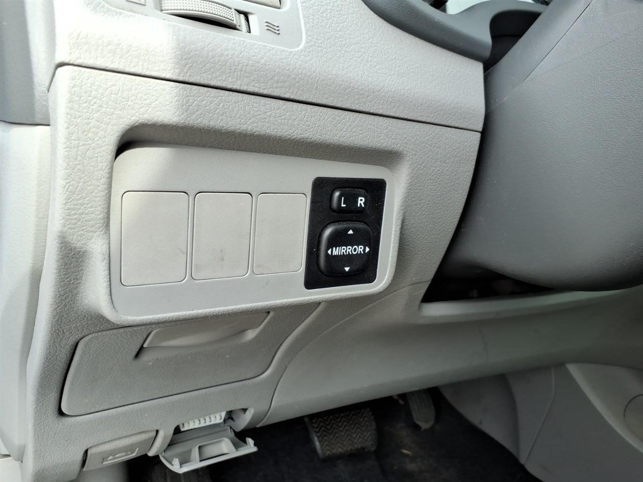 Toyota Corolla Base 4-Speed AT 2009