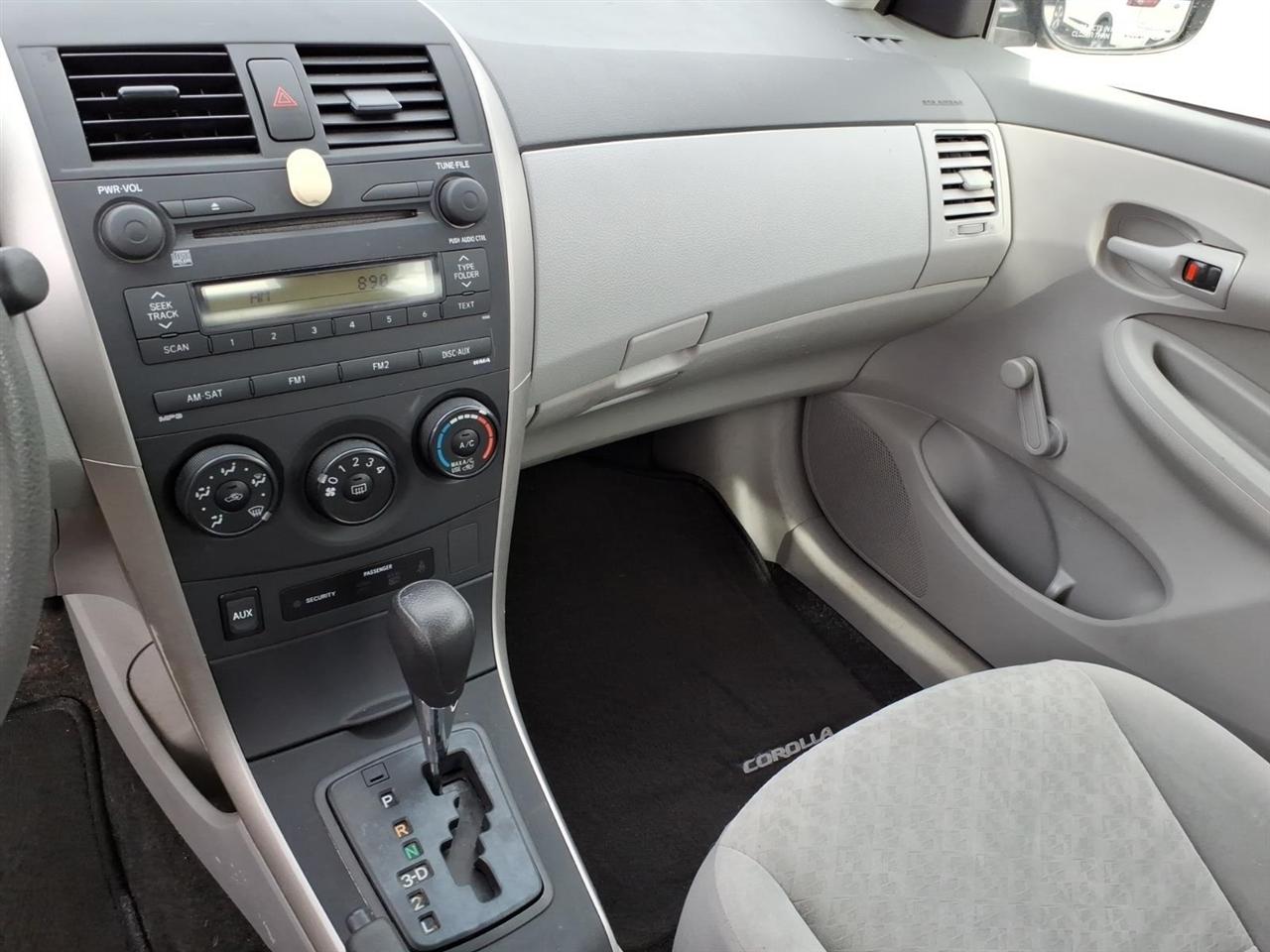 Toyota Corolla Base 4-Speed AT 2009