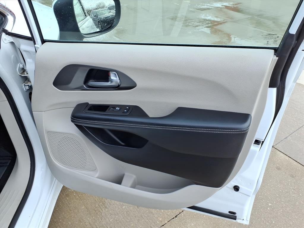 Chrysler Pacifica Touring L 2023