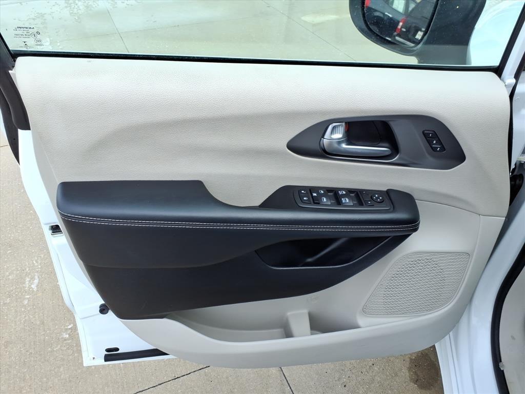 Chrysler Pacifica Touring L 2023