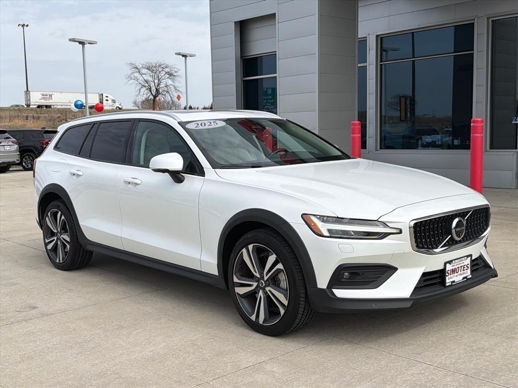 Volvo V60 Cross Country B5 Plus 2025