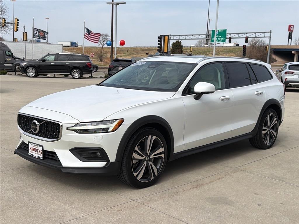 Volvo V60 Cross Country B5 Plus 2025